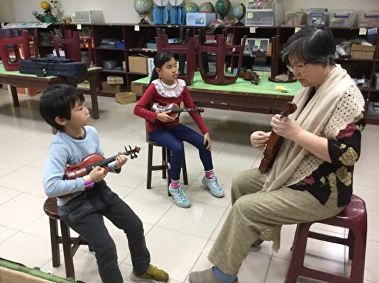 孙德珍教授教小朋友学拉小提琴。（大坪国小提供） 