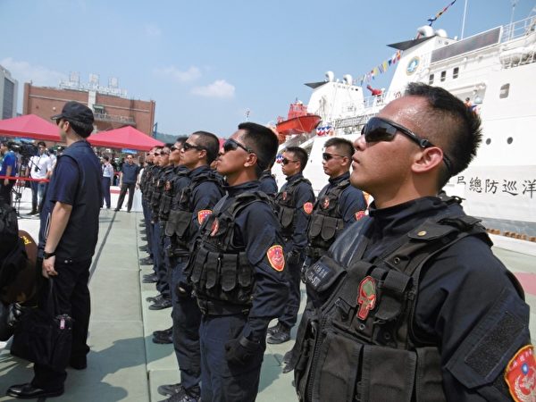 海巡队员精实的操演，彰显海上执法、反恐及救生救难的能力。（陈秀媛／大纪元）