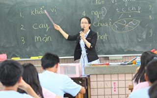 陈天恩在高市新庄高中教授越南语。（高市社会局提供）