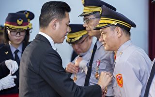 警察节表扬市长林智坚亲临现场颁发奖项。（新竹市府提供）