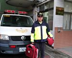 熱血哥雨中幫移車   竹市救護員超感謝