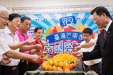 台南市副市長張政源（右1）、農委會農糧署副署長莊老達（左1）等人16日出席宣傳台南國際芒果節。（陳柏州／大紀元）