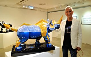 台中藝術家施力仁參加第57屆威尼斯雙年展，一系列「金鋼犀牛」作品，成為今年展場的焦點。（黃玉燕/大紀元）