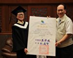 宜兰社大 首位毕业生 学习典范 蔡文华 出书