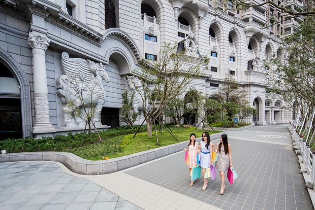 在基隆大型建案用到大量花崗岩石材。(甲山林提供)