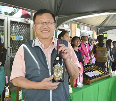 台中農業局長王俊雄特別推薦獲得德國世界酒類金牌－－紅埔桃酒。（鄧玫玲/大紀元）