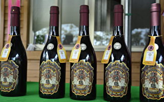 「樹生酒莊」釀造的新品黑后葡萄酒－－「紅埔桃酒」，2017年2月在第20屆德國世界酒類競賽中摘下金牌。（鄧玫玲/大紀元）