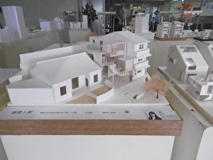 聯合大學建築系要求學生擇定基隆6公尺內巷弄的獨棟住宅基地，重新構思後，以模型呈現出來。（陳秀媛／大紀元）