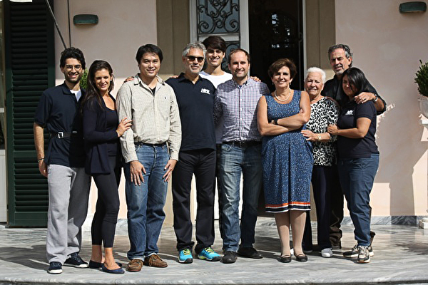 2015年王学诚助理教授(左三)到安德烈‧波伽利(左四)位于意大利的家中展示系统。（交通大学提供）  
