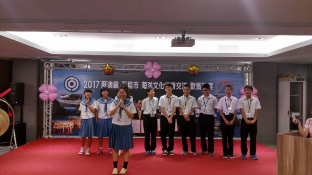 与苏澳镇缔结姊妹市的日本石垣市中小学学生以中文自我介绍。（苏澳镇公所提供） 