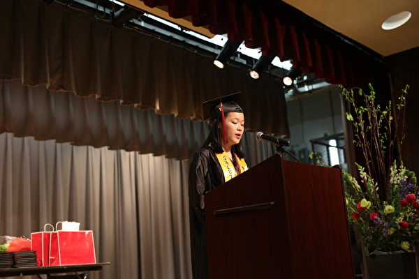 應屆生第二名林雅玲在畢業典禮上發言。（張學慧／大紀元）