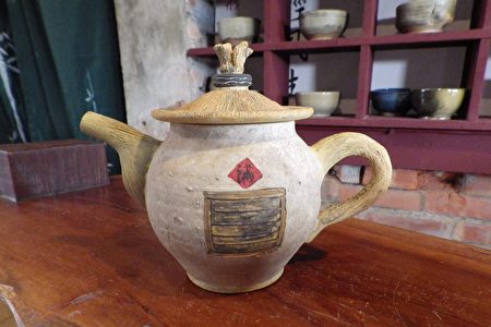 古亭畚造型的茶壶，是郭建佑阿嬷最喜欢的作品。（廖素贞／大纪元）