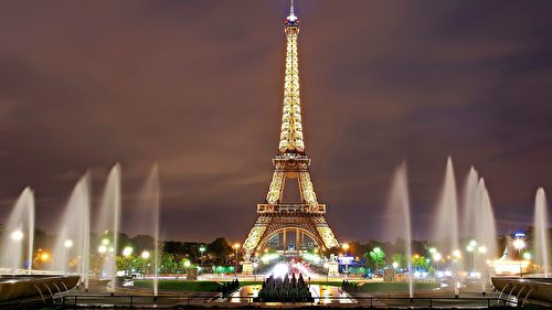 矗立在巴黎塞納河畔邊的艾菲爾鐵塔。(Skeeze/CC/Pixabay)