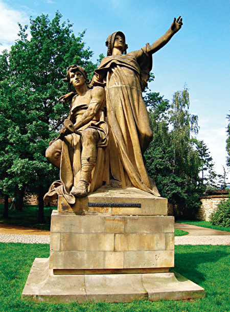 高堡区的圣彼得与圣保罗大教堂旁有李布谢女王和夫婿普列弥修的雕像。（《捷克经典》／柿子文化）