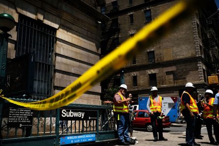 地铁A车出轨事故，使当时纽约地铁交通一度瘫痪。