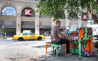 60架彩繪鋼琴供民眾免費彈 紐約奏響巴赫前奏曲