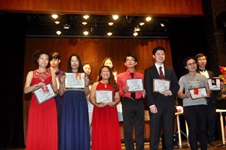 第三十二届国际钢琴比赛部分获奖选手合影。（钢琴比赛主办方提供）