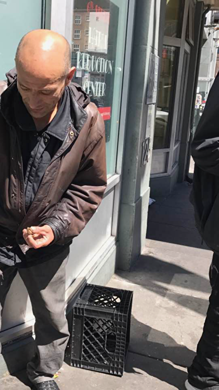 劉女士在舊金山遊民公寓門口發現遊民明目張膽吸食大麻。（劉風嵐女士提供）