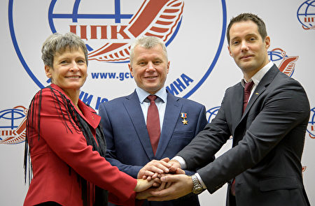 图为11月16日法国宇航员托马斯·佩斯凯（Thomas Pesquet，右）在俄罗斯与美国宇航员佩吉∙惠斯顿（Peggy Whitson，左）和俄罗斯宇航员Oleg Novitskiy合照。 （Bill Ingalls/NASA via Getty Images）