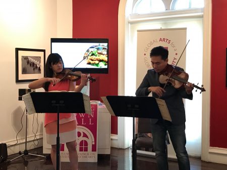 小提琴演奏者表演法拉盛文藝中心夏季演出的曲目。