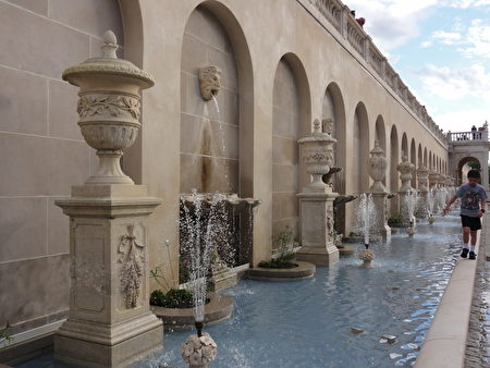 大型经典意大利式喷泉水墙。（司瑞/大纪元）