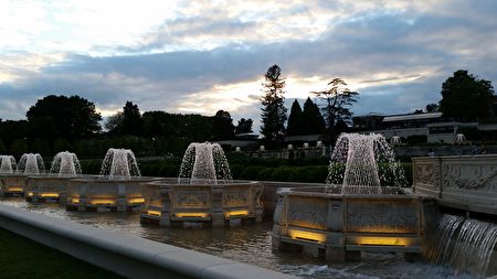 花园内新增数十个世界首创的“编织花篮喷泉美不胜收，由1200个以数码设计定位的喷头，以高度精确的安排巧妙喷出的水柱交织而成的。（司瑞/大纪元）