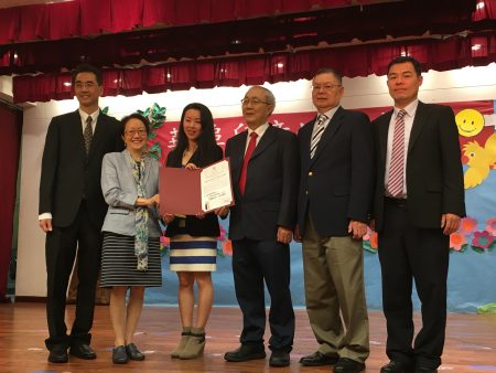 華埠市議員陳倩雯（左二）向培護中心頒發獎章，感謝他們對孩子們的用心培養。