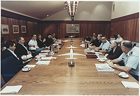 小布什總統和他的國家安全顧問在大衛營開會。（維基百科公有領域）