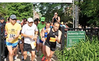 6月3日周六清早，芝加哥华人互助会首次举办的5公里赛跑筹款活动。图为赛跑开始，参赛者涌出Buttercup公园。（温文清/大纪元）