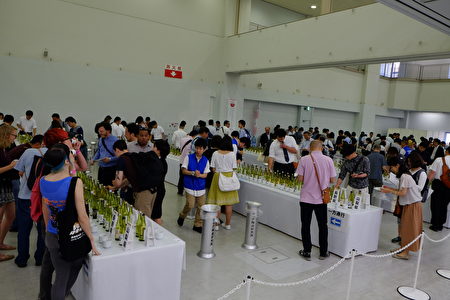 日本酒酿造组合中央会6月17日在东京池袋太阳城举行了“日本酒公开品鉴会”和“日本酒品尝会”，吸引了约6,600名日本酒爱好者。（野上浩史／大纪元）
