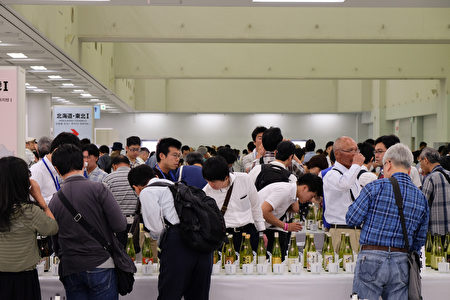日本酒酿造组合中央会6月17日在东京池袋太阳城举行了“日本酒公开品鉴会”和“日本酒品尝会”，吸引了约6,600名日本酒爱好者。（野上浩史／大纪元）