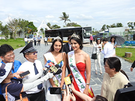 兩位「全球旅遊慈善皇后」佳麗，厄瓜多小姐Ena Christina（右）和捷克小姐Markrta Maryam（左）在接受媒體聯訪時一致表示，很喜愛台灣，覺得台灣是個很特別的好地方。（蔡上海／大紀元） 