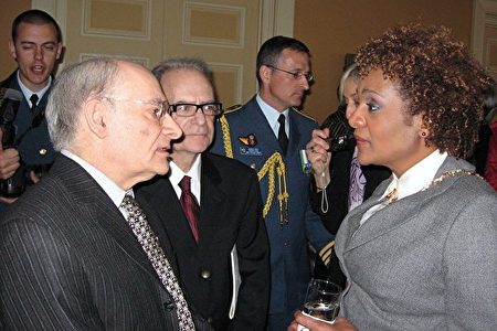 著名人權律師大衛‧麥塔斯先生2010年4月7日在渥太華獲颁「加拿大勳章」，加拿大總督莊美楷與麥塔斯交談。（大紀元資料）