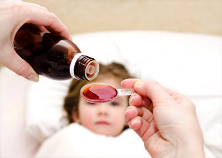 在中醫看來，小孩一發燒就給退燒藥，阻礙了孩子正常發育的過程。(Fotolia)