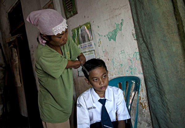 印尼無臂女攝影師Rusidah（左）資料照。(Ulet Ifansasti/Getty Images)