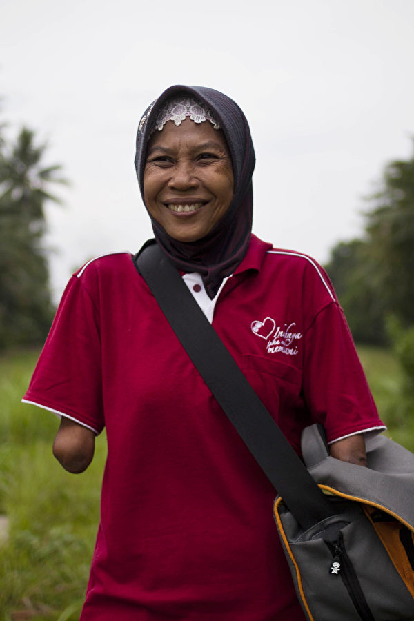 印尼無臂女攝影師Rusidah資料照。(Ulet Ifansasti/Getty Images)