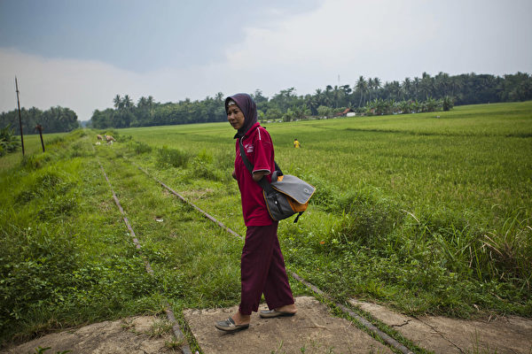 印尼無臂女攝影師Rusidah（右）資料照。(Ulet Ifansasti/Getty Images)