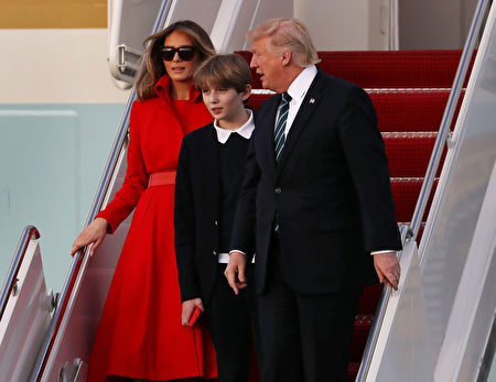 川普总统、第一夫人梅拉尼娅和他们的儿子巴伦。(Photo by Joe Raedle/Getty Images)