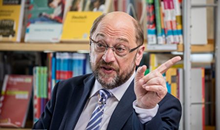 Martin Schulz, leader of Germany's social democratic SPD party and candidate for Chancellor, speaks about education policy to visitors of the Helene-Nathan library in Berlin's Neukoelln district on May 18, 2017. / AFP PHOTO / dpa / Michael Kappeler / Germany OUT (Photo credit should read MICHAEL KAPPELER/AFP/Getty Images)