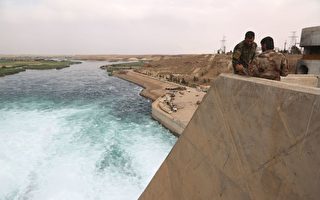5月，美军支持的SDF拿下塔布卡（Tabqa）与最大水坝的控制权。（DELIL SOULEIMAN/AFP/Getty Images)