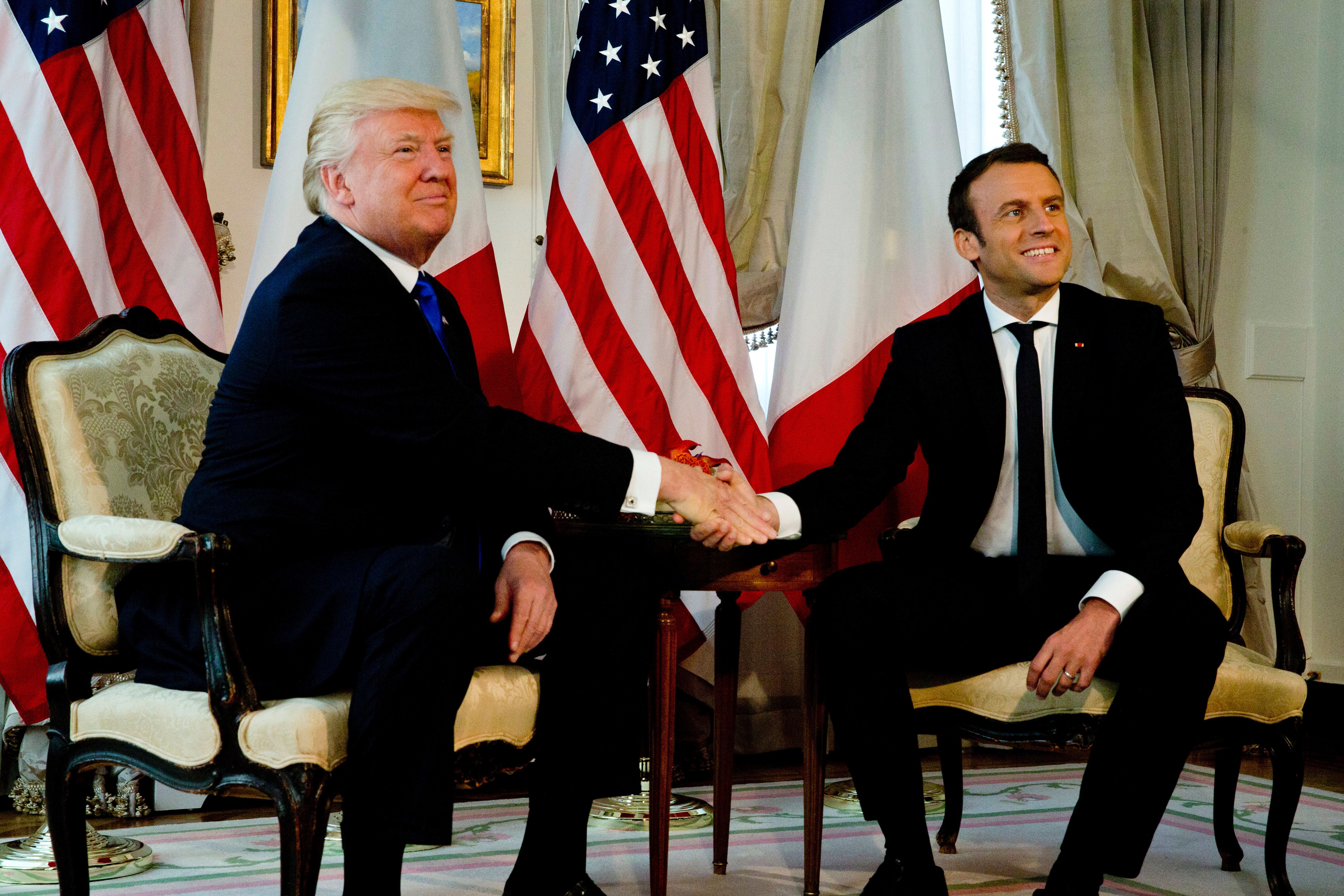 白宮高級官員週三(6月28日)表示,美國總統川普(Donald Trump,特朗普)已接受法國總統馬克龍(Emmanuel Macron)的邀請,於7月14日法國國慶日期間,訪問巴黎。 圖為兩人在今年5月北約峰會上握手。(PETER DEJONG/AFP/Getty Images)