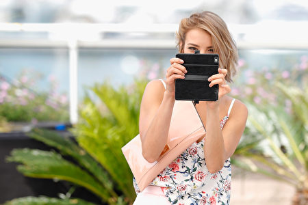 CANNES, FRANCE - MAY 26: Actresses Borisleva Stratieva takes a mobile phone photo at the "Posoki" photocall during the 70th annual Cannes Film Festival at Palais des Festivals on May 26, 2017 in Cannes, France. (Photo by Andreas Rentz/Getty Images)