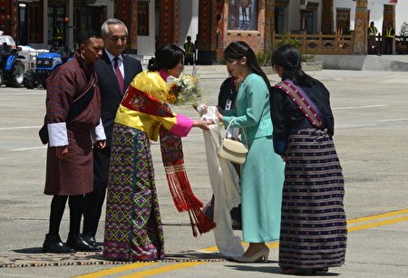 1日，真子抵达不丹，不丹长公主尤佩玛身穿传统服饰到延布帕罗机场迎接。(Photo credit should read DIPTENDU DUTTA/AFP/Getty Images)