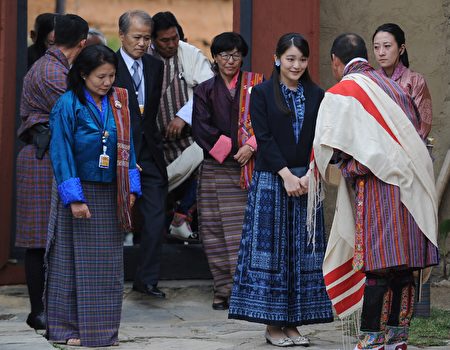 Japanese Princess Mako (C) is welcomed by Bhutanese delegates at a Folk Heritage Museum in Thimpu on June 1, 2017. Japanese Princess Mako, the oldest of Emperor Akihito's grandchildren, is on a nine-day official visit to Bhutan, during which she is expected to meet with Bhutan's King Jigme Khesar Namgyel Wangchuck and Queen Jetsun Pema. / AFP PHOTO / DIPTENDU DUTTA (Photo credit should read DIPTENDU DUTTA/AFP/Getty Images)