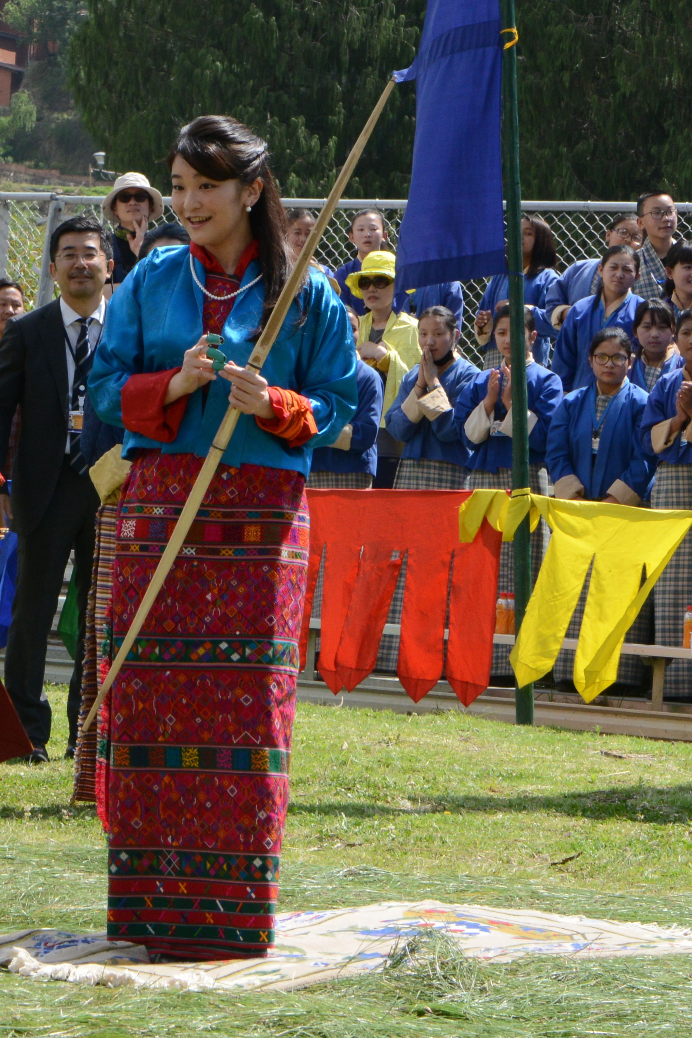 3日,真子公主還特別嘗試不丹的傳統射擊。(Photo credit should read DIPTENDU DUTTA/AFP/Getty Images)