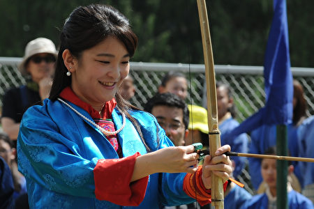 3日，真子公主还特别尝试不丹的传统射击。(Photo credit should read DIPTENDU DUTTA/AFP/Getty Images)