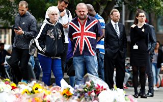 6月5日，人们在伦敦桥南边献上鲜花，悼念恐袭受害者。 ( ODD ANDERSEN/AFP/Getty Images)