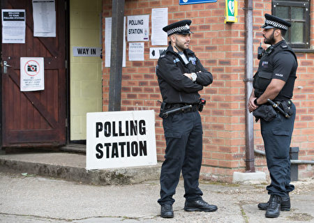 MAIDENHEAD, ENGLAND - JUNE 08: Police officers stands outside the polling station in Sonning Guide & Scout hut after casting their vote on June 8, 2017 in Sonning near Maidenhead, England. Polling stations have opened as the nation votes to decide the next UK government in a general election. (Photo by Matt Cardy/Getty Images)