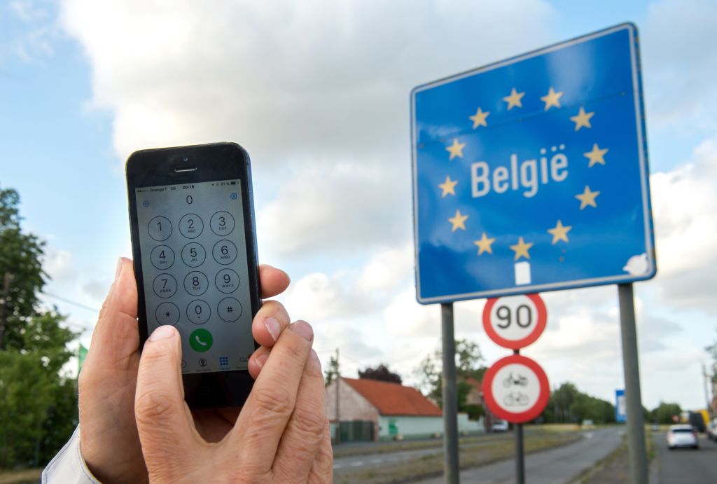 在欧洲使用手机漫游示意图。(PHILIPPE HUGUEN/Getty Images)