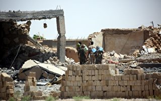 美國支持的敘利亞民主力量（SDF）從伊斯蘭武裝分子（IS）手中奪取拉卡的戰鬥週一取得進展，該部隊已經逼近老城區的城牆。(Photo credit should read DELIL SOULEIMAN/AFP/Getty Images)